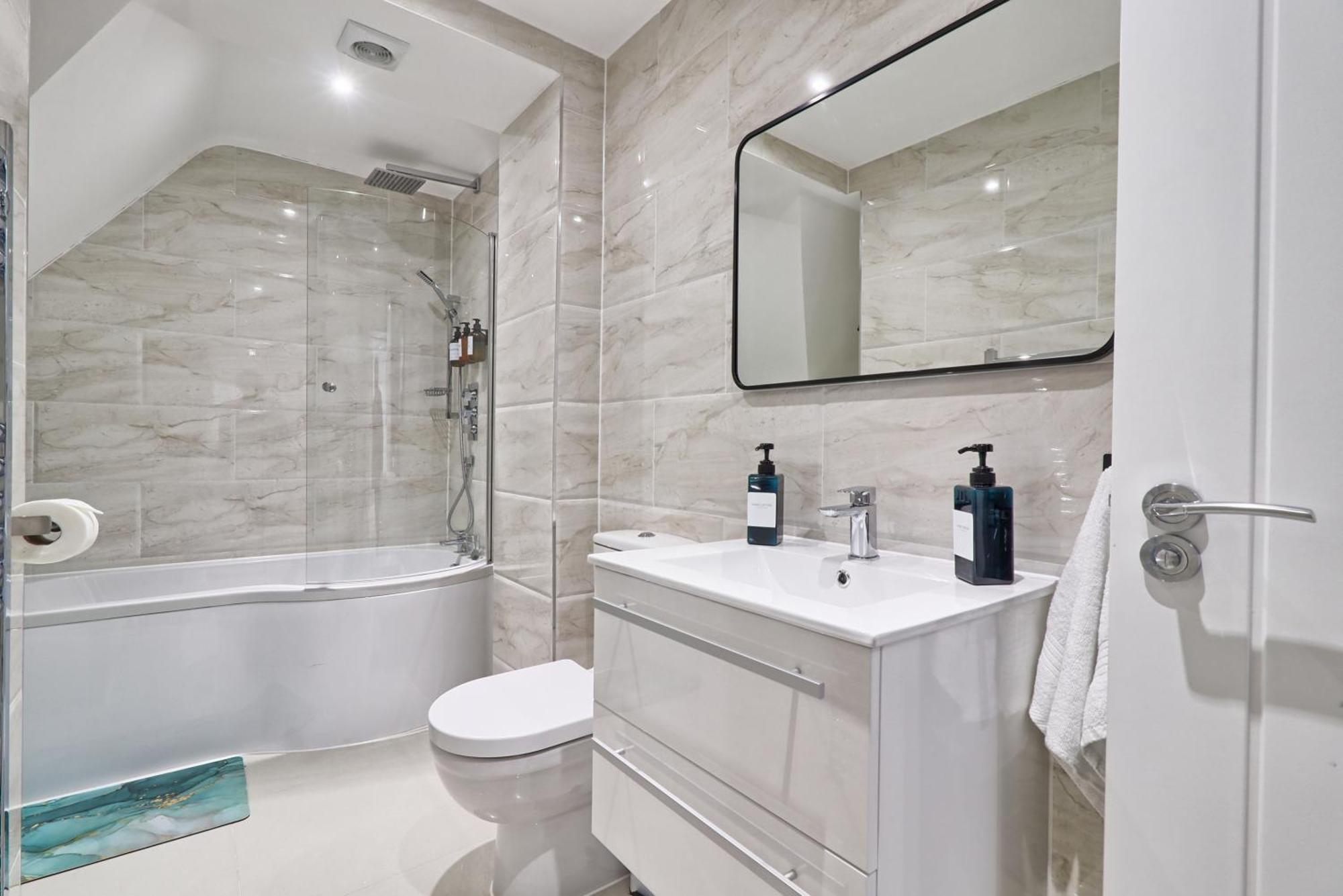 Writtle Massive 4 Bedroom Apartment With Parking In Gorgeous Countryside Location & Short Drive To Chelmsford City Centre Contractors Welcome Exterior photo